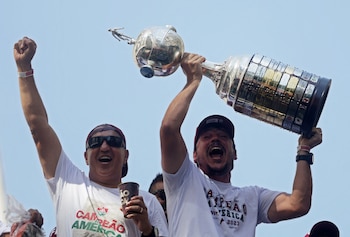 Fernando Diniz levantando la Copa Libertadores 2023 con el Fluminense-crédito Ricardo Moraes/REUTERS