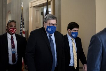 El fiscal general de Estados Unidos, William Barr autorizó a funcionarios del Departamento de Justicia a abrir investigaciones sobre posibles irregularidades (Bloomberg)