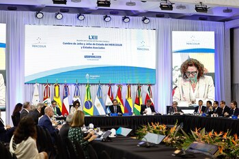 Cancilleres participan en una reunión,