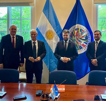 Mariano Cúneo Libarona junto al