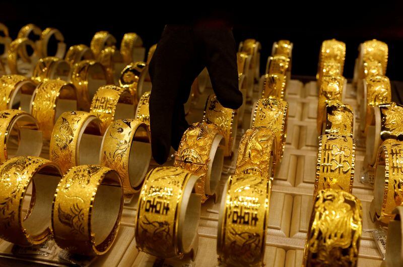 Brazaletes de oro en una joyería en Hong Kong. (REUTERS/Tyrone Siu)