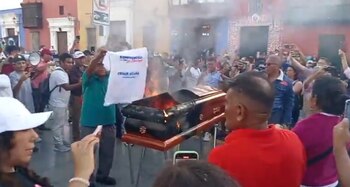 Trujillanos quemaron un ataúd en