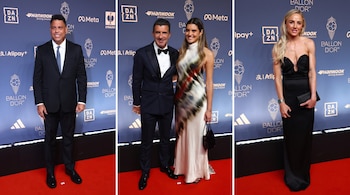 Tres imágenes contiguas muestran a un hombre con traje, a una pareja y a una mujer con vestido oscuro sobre una alfombra roja ante un panel azul.