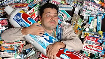 Dentista colecciona pasta de dientes