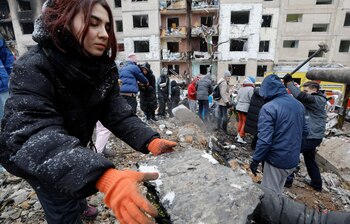 Voluntarios y vecinos recogen escombros