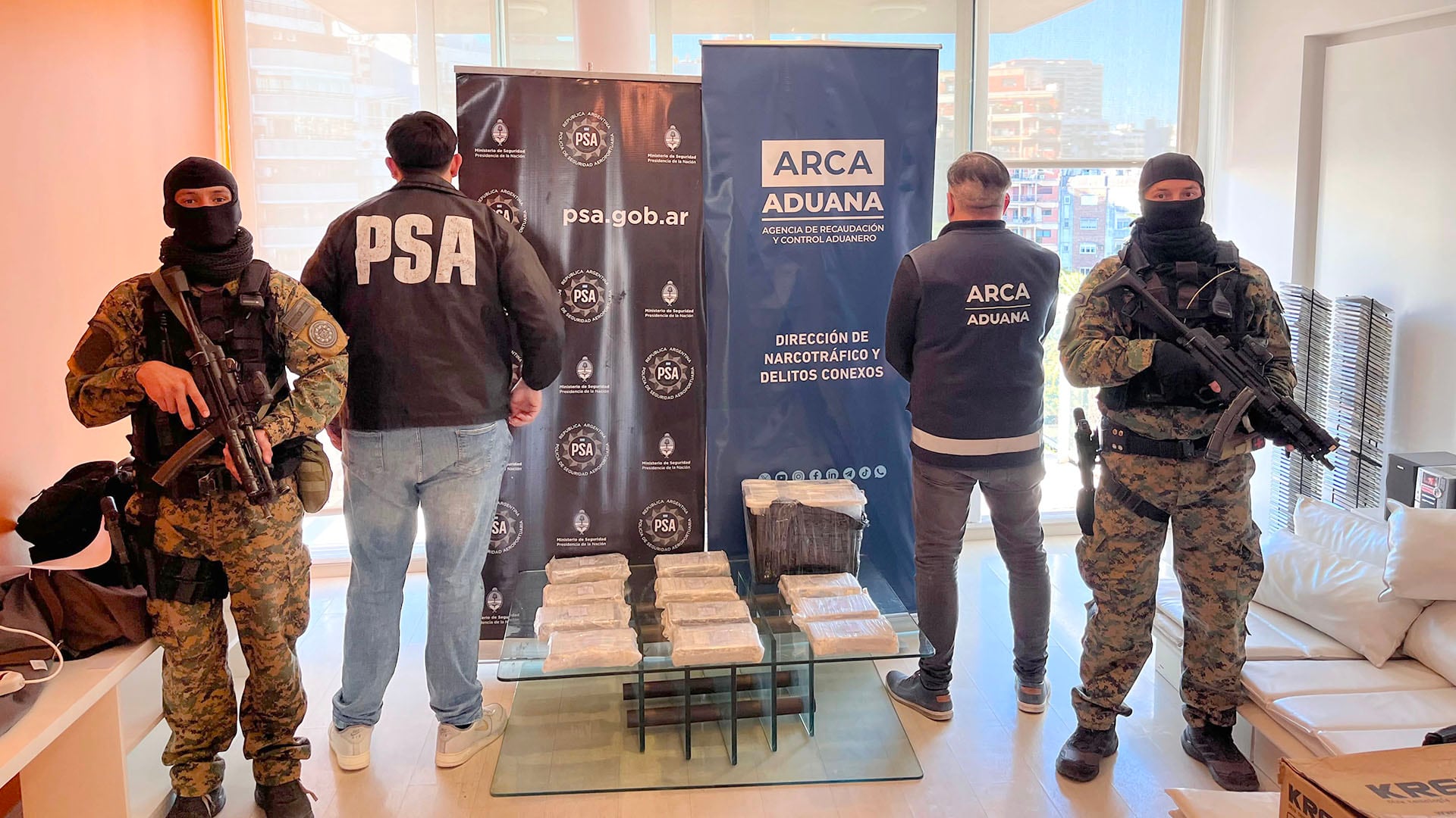 Efectivos de PSA y ARCA Aduana exhiben el cargamento de cocaína incautado en un departamento en el barrio de Palermo, Buenos Aires.