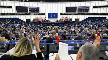 La Eurocámara pide reducir la dependencia de China y responder si Pekín no abre sus mercados