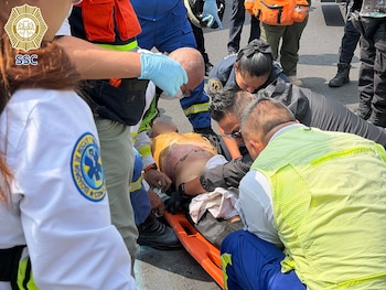 Rescate de un hombre en la Glorieta de Insurgentes. Crédito: SSC