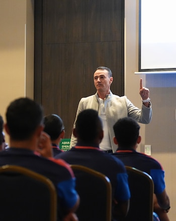 Wilmar Roldán dicto un breve curso a los 26 convocados para estar al tanto de las nuevas reglas - crédito FCF