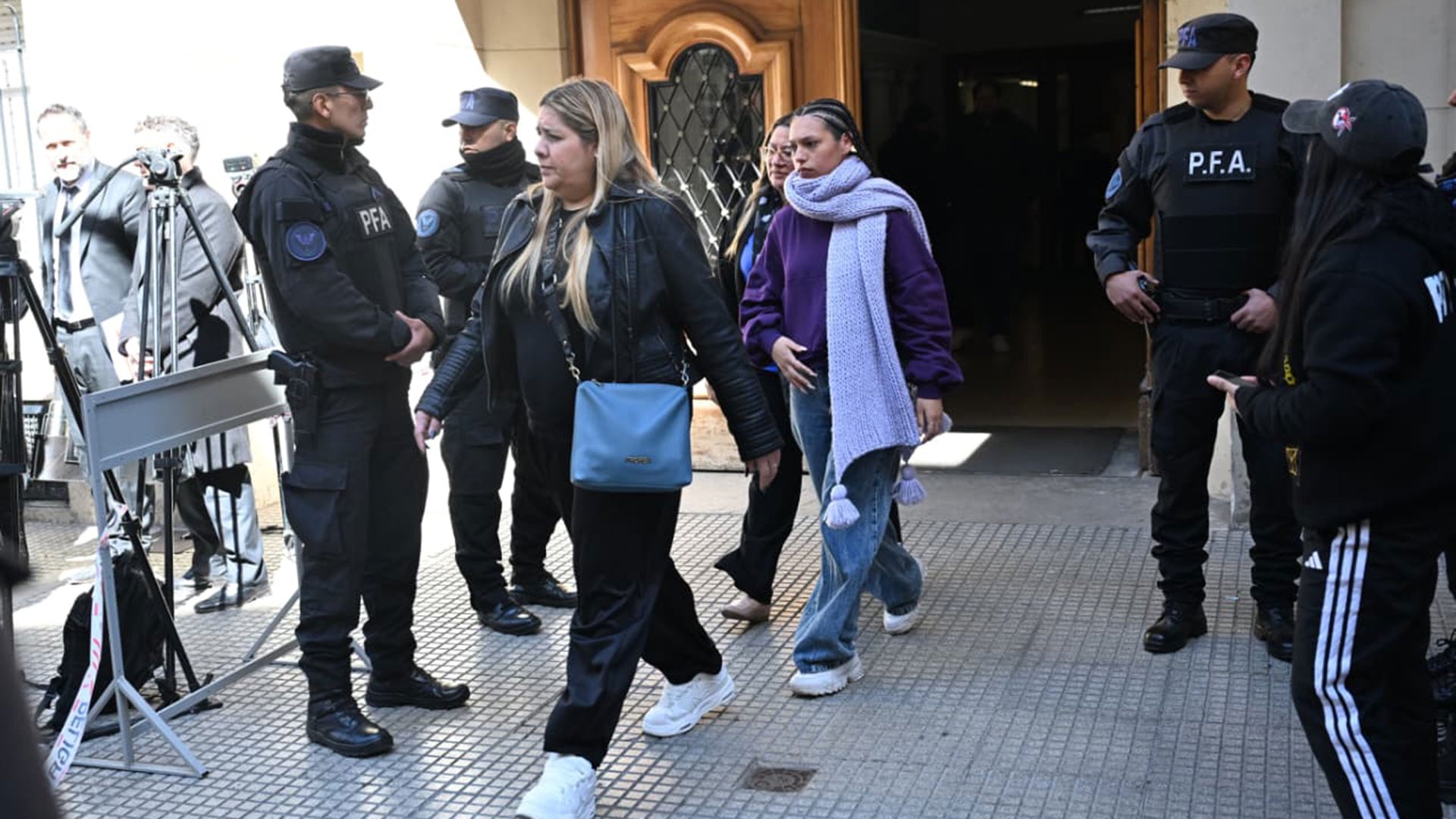 La querellante Verónica Román junto a Jaqueline Guzzardi y Marita Díaz, hija y hermana de la víctima (Maximiliano Luna)