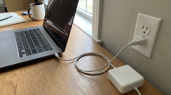 laptop - batería - cargador - tecnología - 6 de mayo