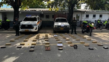 El procedimiento ocurrió sobre la vía Neiva-Castilla, en jurisdicción del municipio de Natagaima, después de que los uniformados de carreteras persiguieran un vehículo y el conductor lo dejara abandonado - crédito Policía Nacional