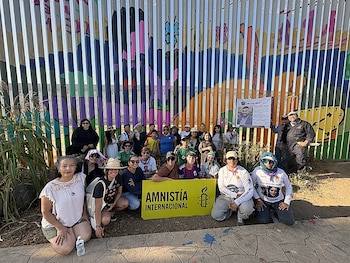 Colectivas de buscadoras y activistas pintaron, el 22 de agosto de 2026, una sección del muro fronterizo de las Playas de Tijuana, como parte de las actividades de la campaña #BuscarSinMiedo que impulsa Amnistía Internacional, sección mexicana. El mural contó con la colaboración del artista plástico Enrique Chiu. (Foto: Amnistía Internacional)