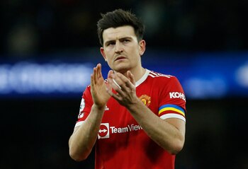 Soccer Football - Premier League - Manchester City v Manchester United - Etihad Stadium, Manchester, Britain - March 6, 2022 Manchester United's Harry Maguire applauds fans after the match REUTERS/Craig Brough EDITORIAL USE ONLY. No use with unauthorized audio, video, data, fixture lists, club/league logos or 'live' services. Online in-match use limited to 75 images, no video emulation. No use in betting, games or single club /league/player publications. Please contact your account representative for further details.
