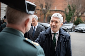 El ministro del Interior, Fernando Grande-Marlaska, saluda a su llegada a presentar el calendario solidario de la Guardia Civil para 2024, en la Residencia Colegio Infanta María Teresa, a 11 de diciembre de 2023, en Madrid (España) (Europa Press)