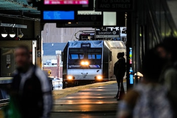 El aumento de NJ Transit entra en vigor en medio de críticas de pasajeros por demoras, problemas de señalización e interrupciones hacia Penn Station de Nueva York (REUTERS/Eduardo Muñoz)