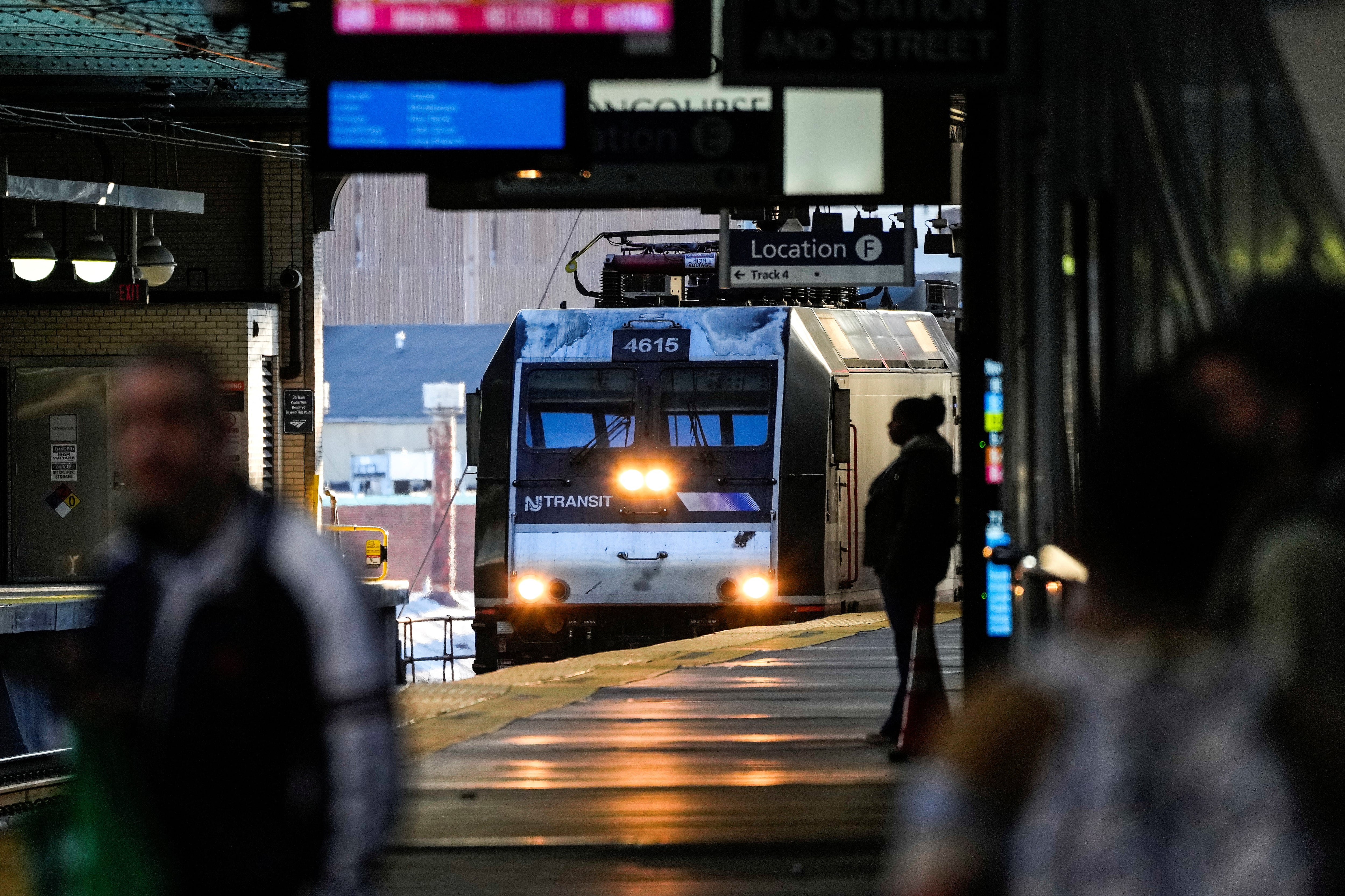 El aumento de NJ Transit entra en vigor en medio de críticas de pasajeros por demoras, problemas de señalización e interrupciones hacia Penn Station de Nueva York (REUTERS/Eduardo Muñoz)