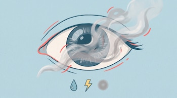 Un ojo humano frontal con pupila borrosa y reflejos ondulados, humo sobre la córnea, líneas rojas en los párpados y tres íconos: una gota, un rayo y un círculo gris difuminado.
