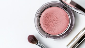Estos son los daños a la salud que puede causar usar una paleta de sombras caducada