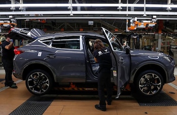 Trabajadores ensamblando un coche Formentor de SEAT Cupra en la línea de montaje de la fábrica en Martorell. REUTERS/Albert Gea