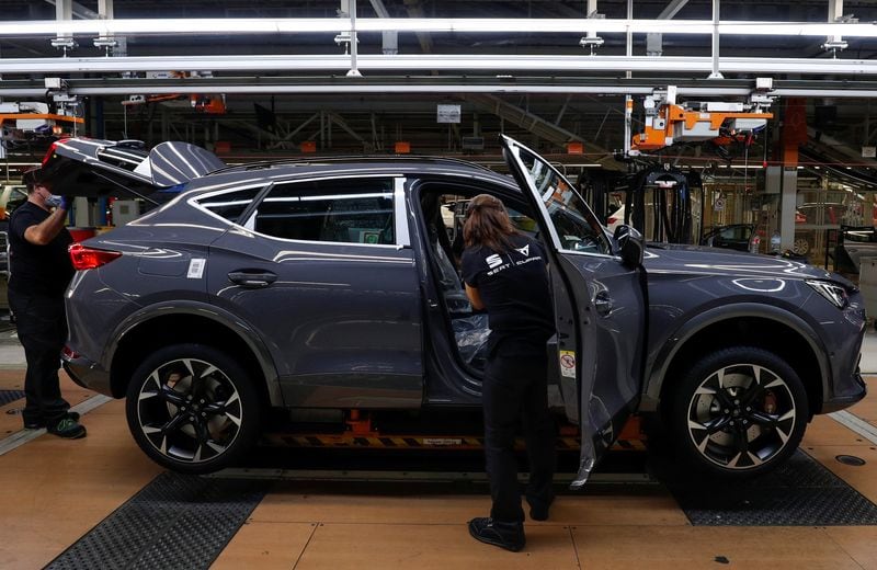 Trabajadores ensamblando un coche Formentor de SEAT Cupra en la línea de montaje de la fábrica en Martorell. REUTERS/Albert Gea