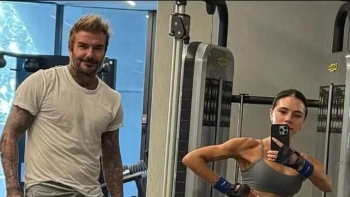 La pareja comparte sesiones dirigidas por un entrenador profesional, alternando fuerza y cardio (Instagram)