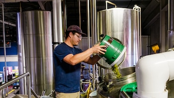 ¿Por qué el aumento del diésel afecta más a los consumidores que el alza de la gasolina?