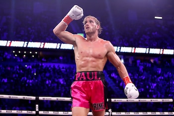 La seguridad ingresó al ring para defender a Logan Paul
