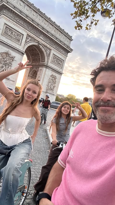 Nicolás Cabré, Rocío Pardo y su hija Rufina pasearon en bicicleta frente al Arco del Triunfo durante un viaje familiar por París