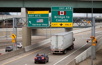 Un camión comercial se dirige