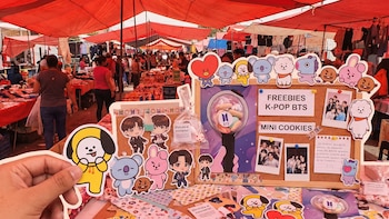 ARMY encuentra freebies de BTS a la venta en un tianguis
