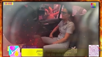 La influencer salió acompañada por su amigo Ramiro Roca y abordó una camioneta blanca para retirarse de la dependencia policial. Captura: 'Amor y Fuego'.