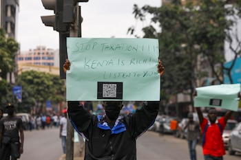Un ciudadano levanta un cartel