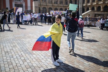Padres inconsistidos informaron a la Secretaría de Educación sobre una práctica presuntamente discriminatoria en un colegio de Bogotá, que limitaba la izada de bandera solo a alumnos colombianos - crédito Colprensa