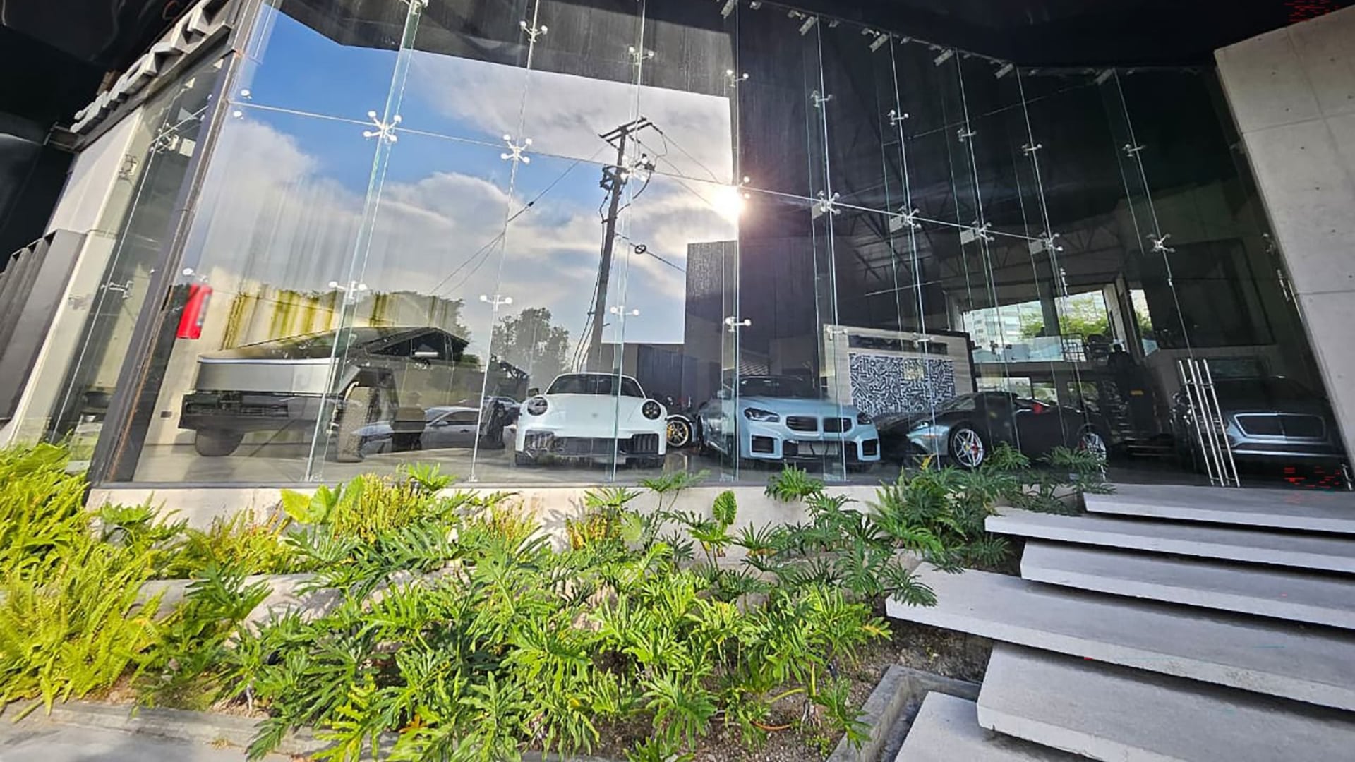 Confiscan 39 autos de lujo en una agencia de Puebla tras cateos por la detención de