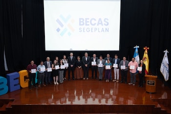 Foto de archivo: Segeplan aprueba 62 nuevos beneficiarios del programa Becas por Nuestro Futuro, sumando un total de 636 jóvenes apoyados en 2024. (Fotografía: Segeplan, Guatemala)