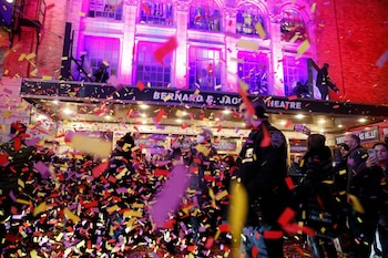 Confeti y público frente al