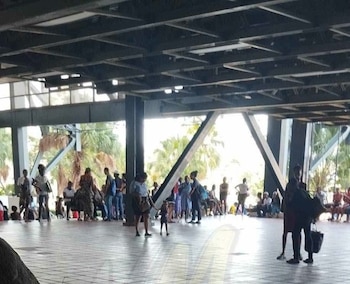 En Santiago de Cuba, maestros y profesores del Distrito 1 José Martí esperaron horas en el Teatro Heredia para retirar sus sueldos. (Foto cortesía Yosmany Mayeta Labrada)