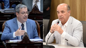 Dos hombres en intervenciones públicas: un hombre con traje azul a la izquierda y un hombre con saco claro ante un micrófono a la derecha.