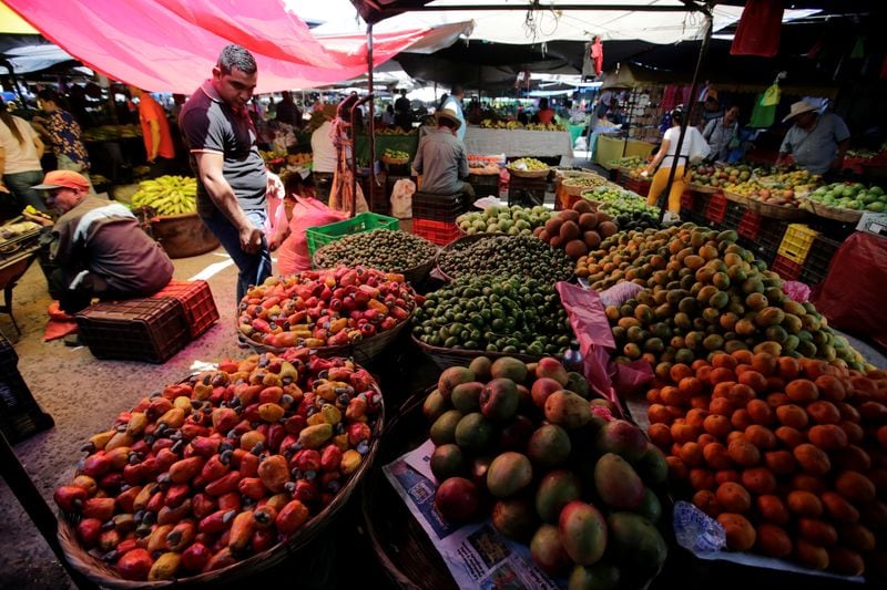FOTO DE ARCHIVO. Un hombre mira las verduras en un puesto de mercado en Tegucigalpa. REUTERS/Jorge Cabrera
