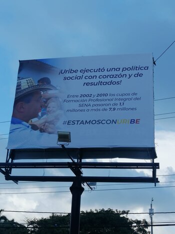 Valla en apoyo a Álvaro