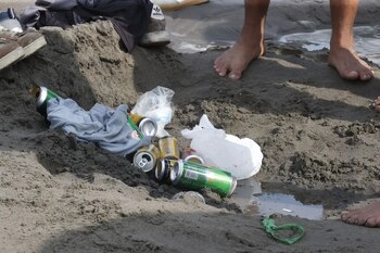 Miles de botellas de plástico