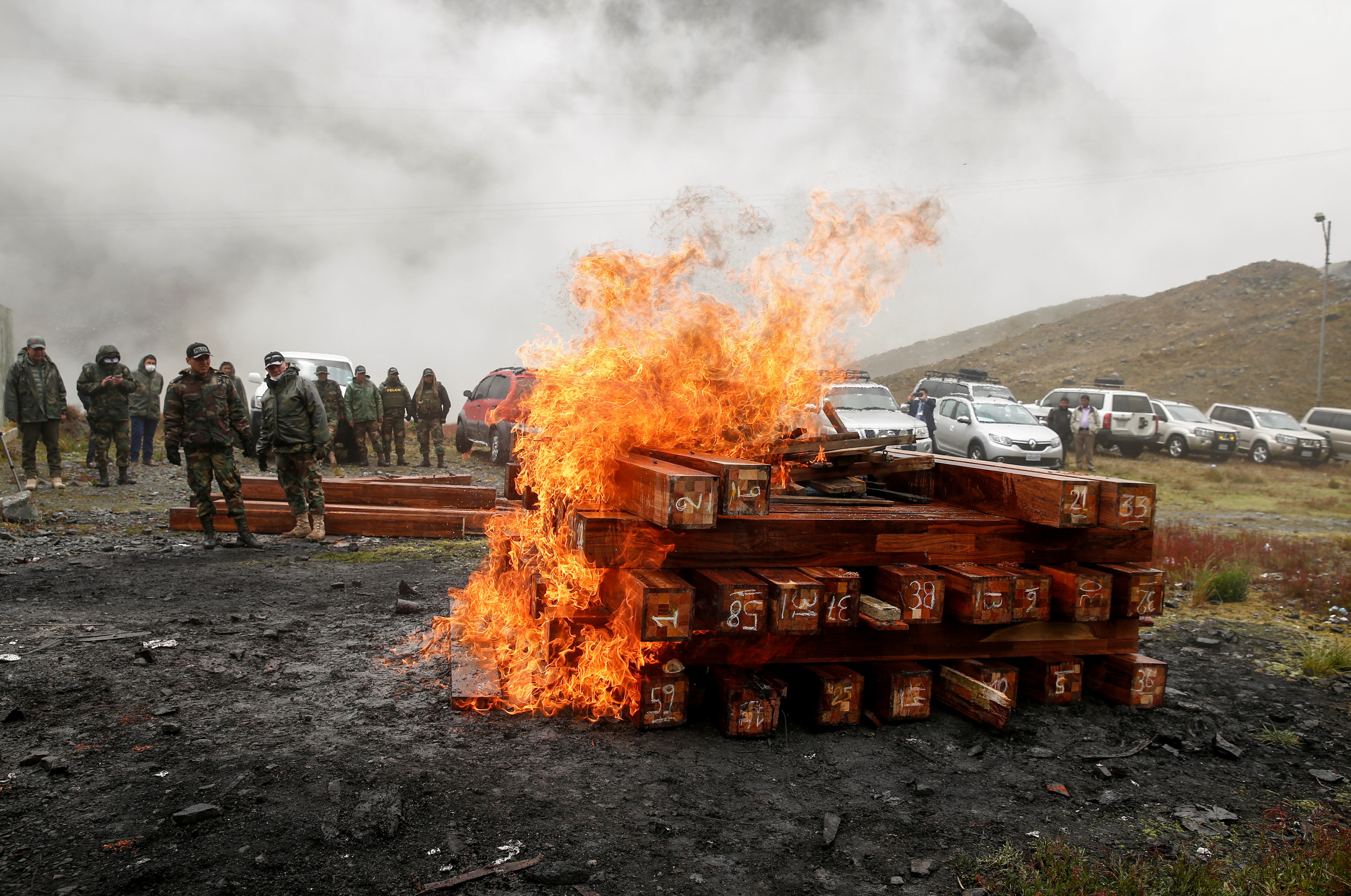 Personal de la Felcn queman cocaína camuflada en tablones de madera. La Paz, Bolivia. REUTERS/David Mercado