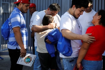 Migrantes salvadoreños deportados de Estados Unidos son recibidos por sus familiares en el Centro de Atención al Migrante Retornado en San Salvador, El Salvador, el 2 de abril de 2025.