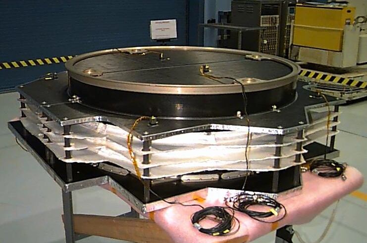 Diseñado hace más de medio siglo, el Whipple Shield fue pionero en la protección contra microimpactos espaciales, pero su funcionamiento puede desencadenar riesgos adicionales que la ciencia actual busca mitigar mediante nuevos enfoques tecnológicos (NASA)