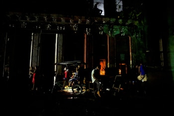 Personas se reunen en una