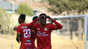 Luis Benites celebrando su gol