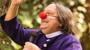 Gonzalo Torres vuelve a vestir la sotana de ‘Gonzalete’: actor celebró una renovación de votos
