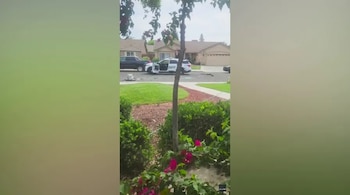 El operativo judicial terminó en violencia extrema cuando un sospechoso armado sorprendió a los agentes, causando la muerte de un miembro del sheriff y desencadenando una respuesta de alto riesgo por parte de las fuerzas de seguridad (Fox News)