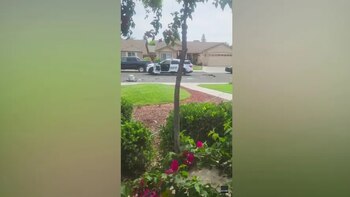 El drama de un desalojo en California: un tiroteo fatal, un atacante atrincherado y la llegada de blindados policiales